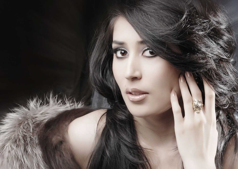 Səhnəyə “yarıçılpaq“ çıxan müğənni görün kimdir - Qalmaqallı VİDEO