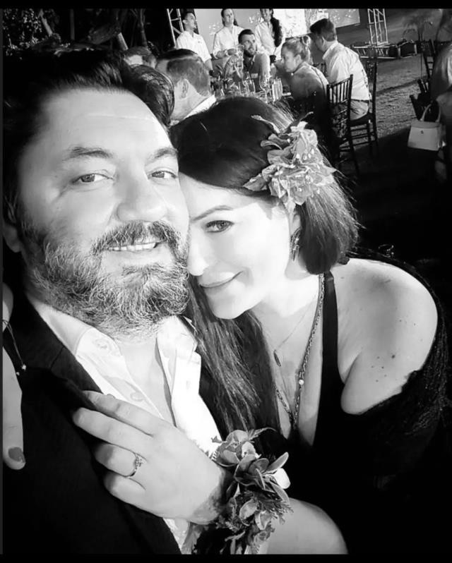 Məşhur aktrisa iş adamı iləEVLƏNİR - FOTO