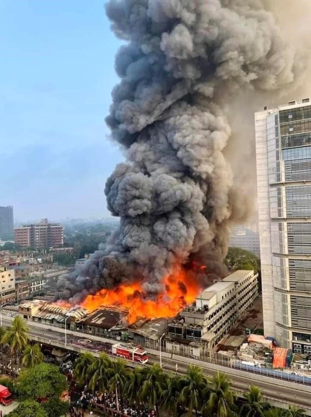 Geyim bazarında güclü yanğın başlayıb- FOTOLAR
