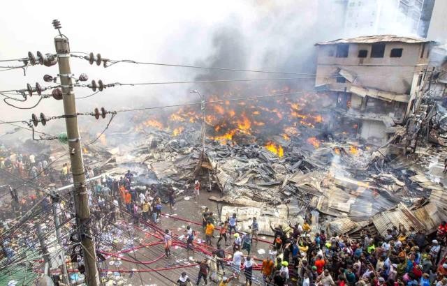 Geyim bazarında güclü yanğın başlayıb- FOTOLAR