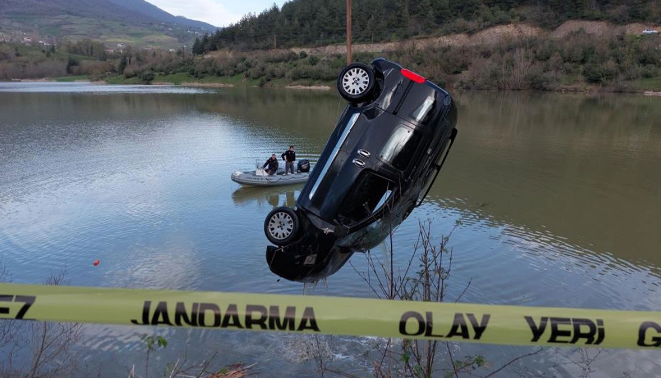 Avtomobil gölə düşdü:Axund və həyat yoldaşı ÖLDÜ