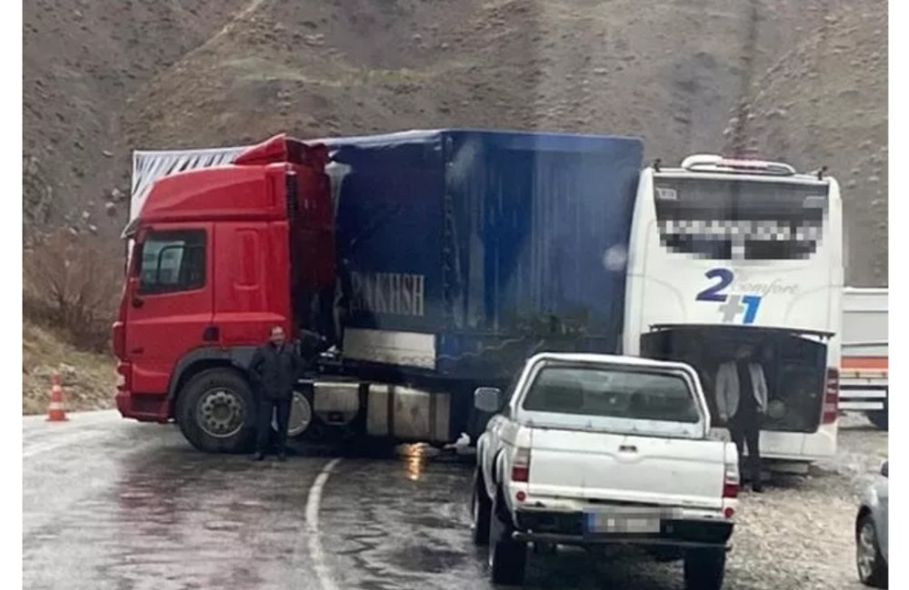 Dəhşətli qəza: Ölənlər və yaralananlar var- Yük maşınının sürücüsü iranlıdır (FOTO)