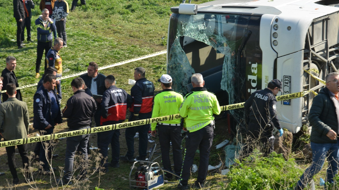 Dəhşətli QƏZA: üç nəfər ölüb,çox sayda yaralı var