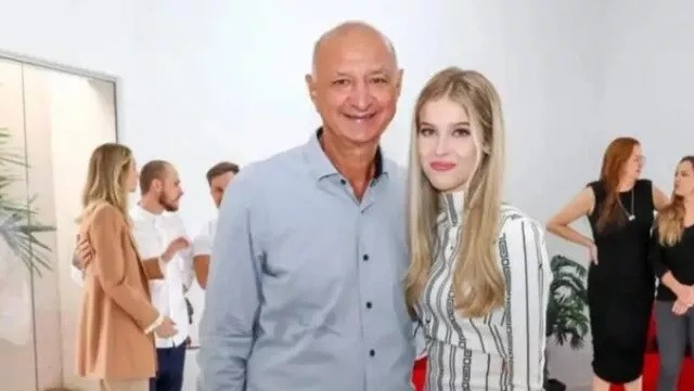 65 yaşlı mer istefa verdi -Övladı yaşda qızla evlənibmiş (FOTO)