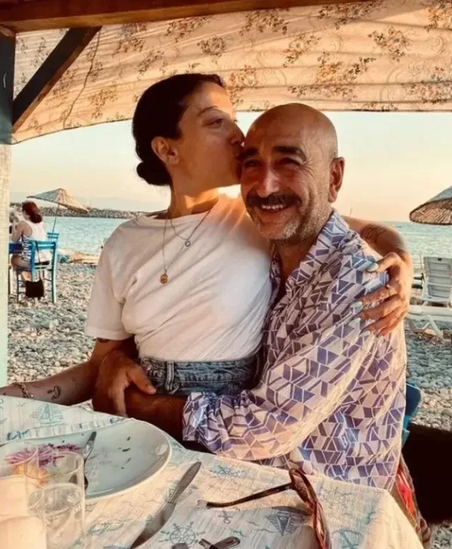 Məşhur müğənni özündən böyük sevgilisi ilə evləndi- FOTO