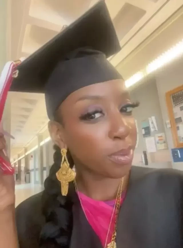 Məzuniyyət günü QALMAQAL: Tələbə qızprofessoru təpikləyib, sillə vurdu