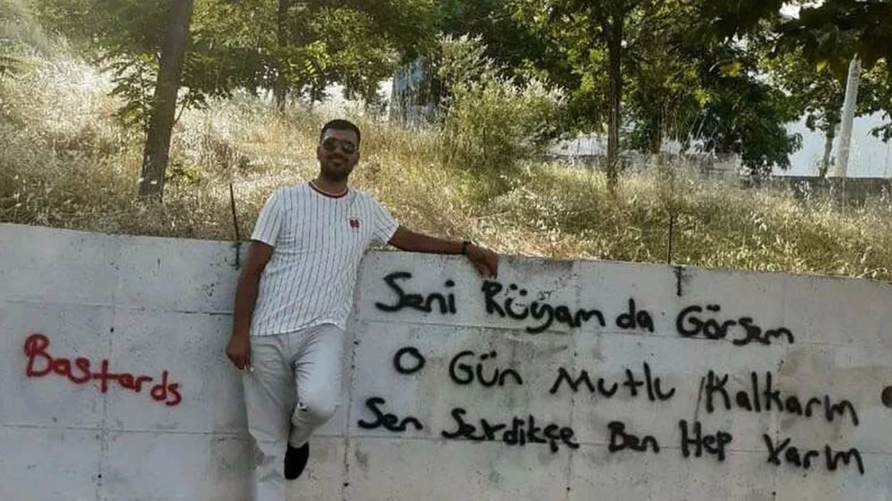 POLİSLƏRİ HƏRƏKƏTƏ KEÇİRƏN QƏTL: Mahnı paylaşdı, anasını öldürdü -Sevgilisinin evinin önündə...