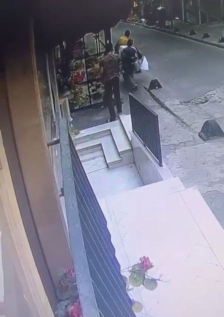 QƏRİBƏ HADİSƏ: Qonşu oğruyakömək etdi (FOTO)