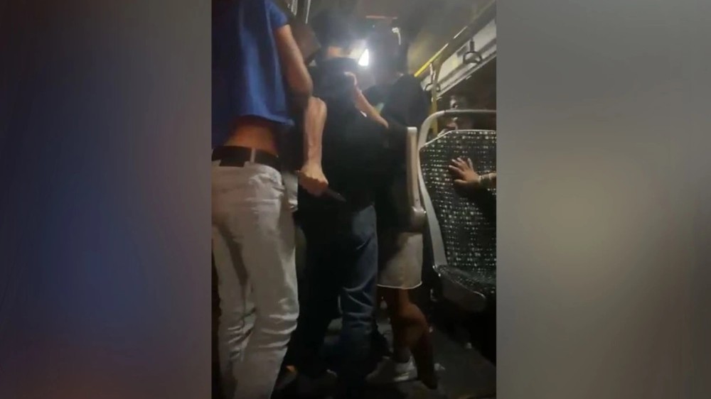 Avtobusda DƏHŞƏT: Sevgilisini narahat edən şəxsi bıçaqla hədələdi- VİDEO