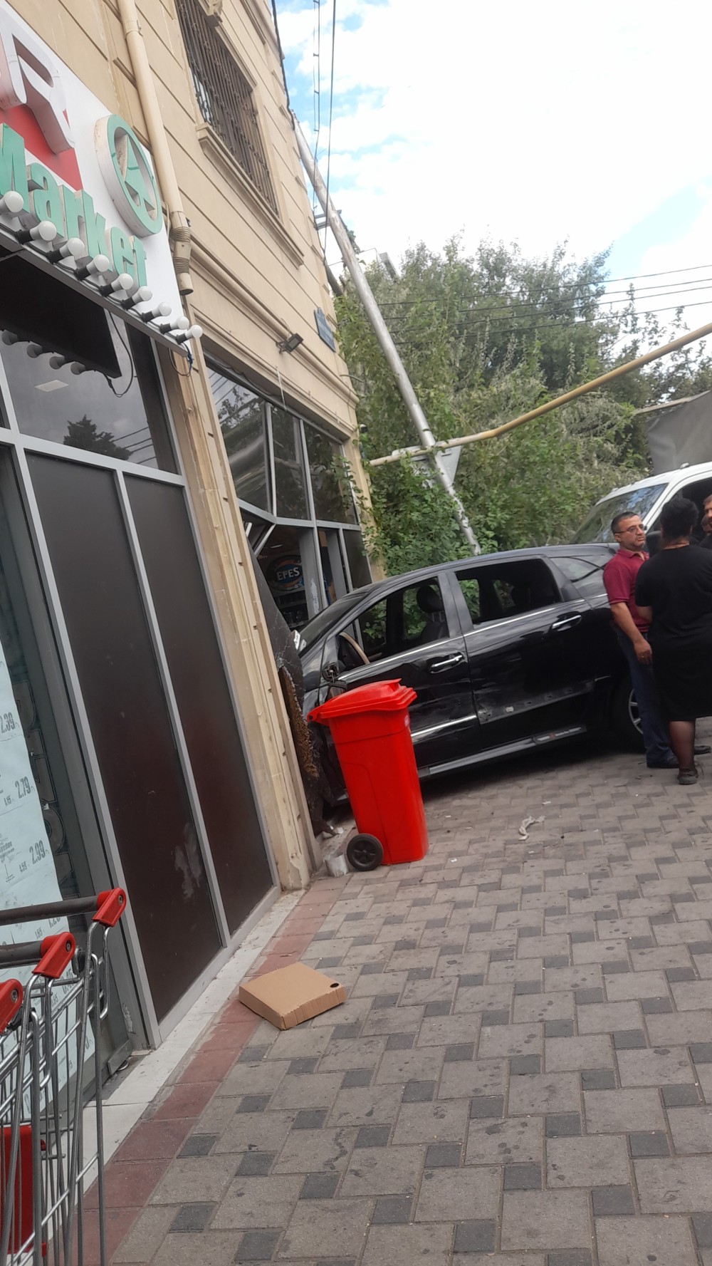 Bakıda "Mercedes"marketə girdi - FOTOLAR