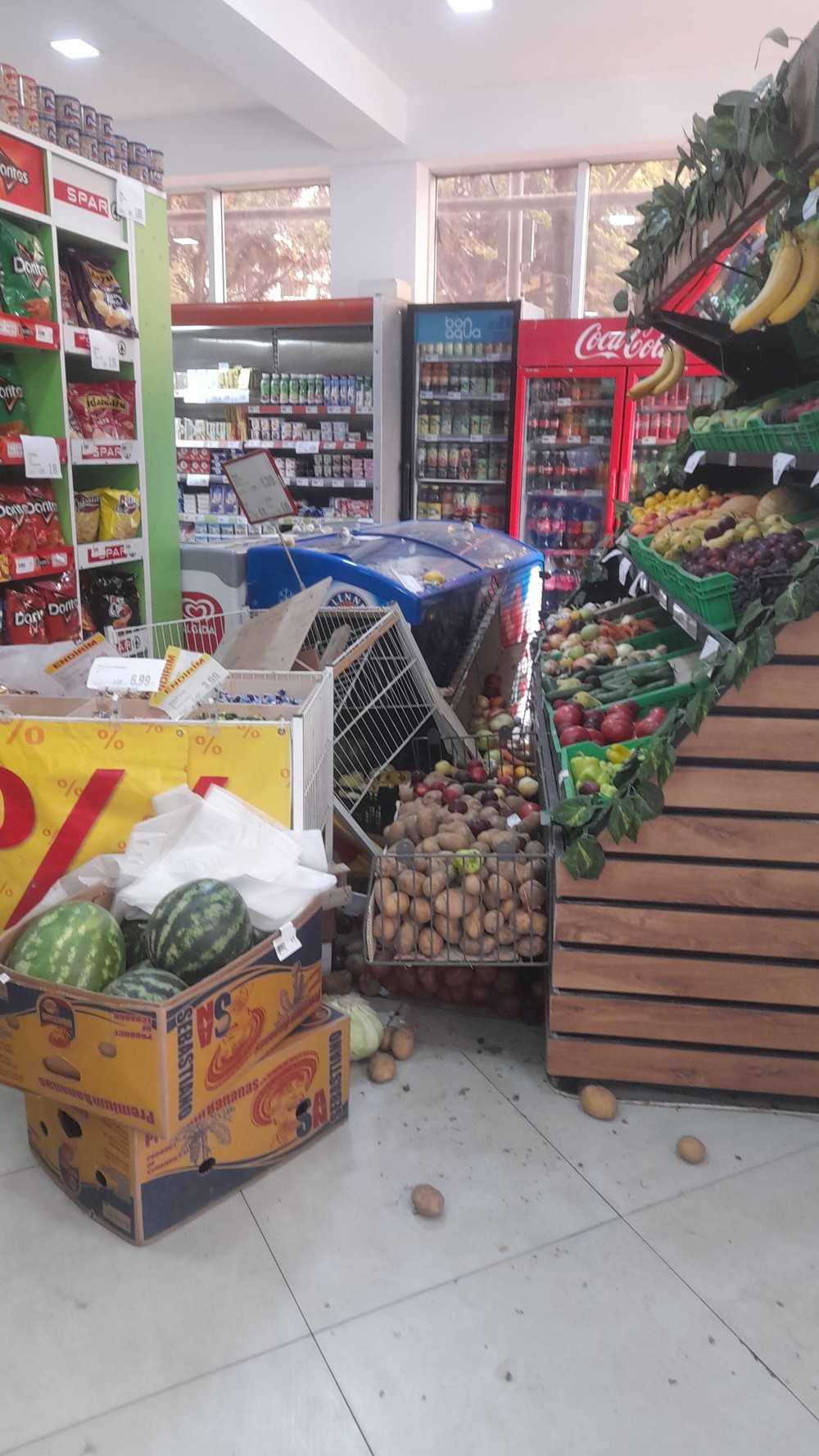 Bakıda "Mercedes"marketə girdi - FOTOLAR