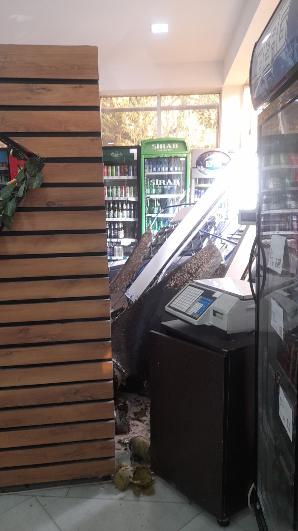 Bakıda "Mercedes"marketə girdi - FOTOLAR