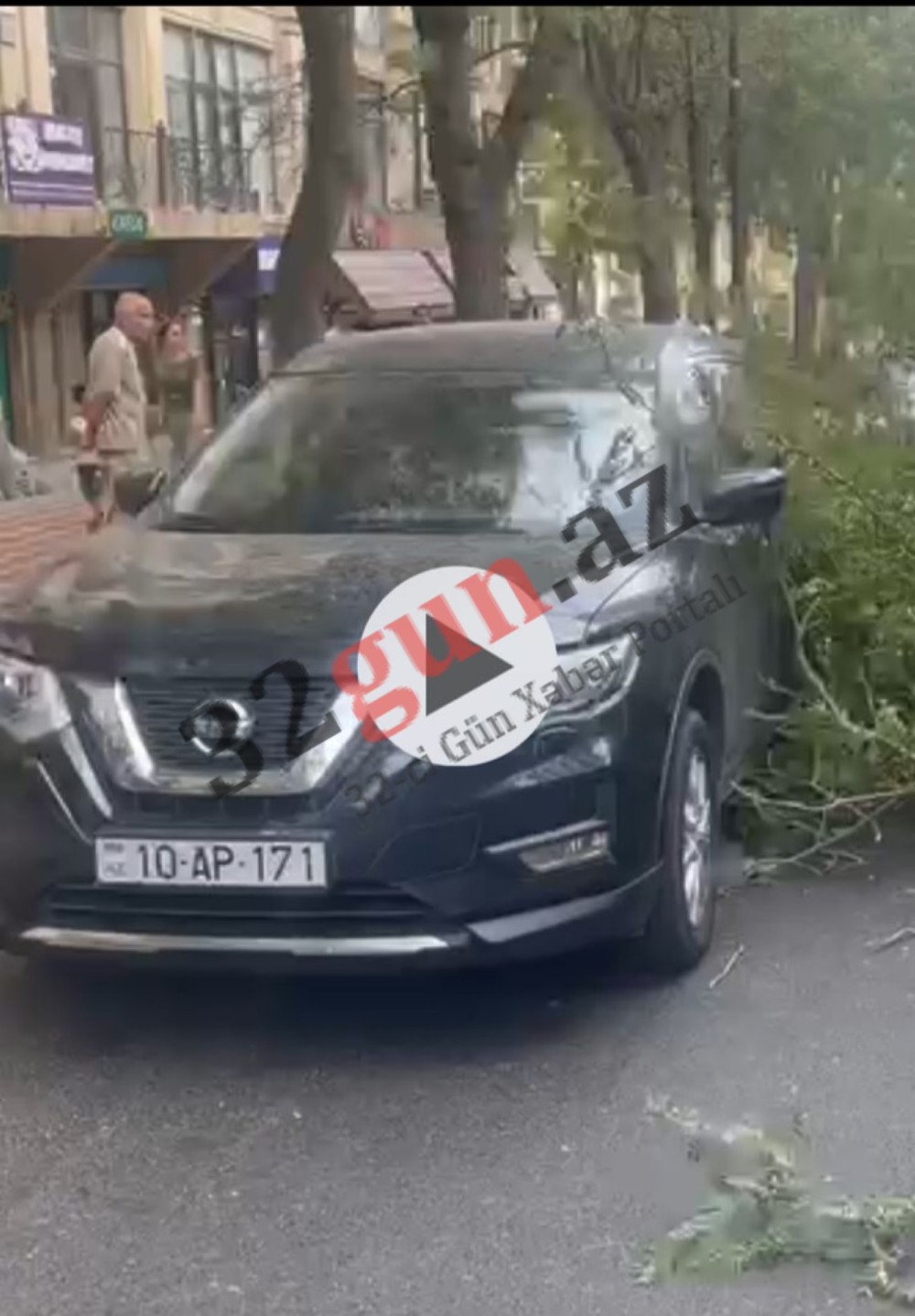 Ağac avtomobillərin üstünə aşdı- VİDEO