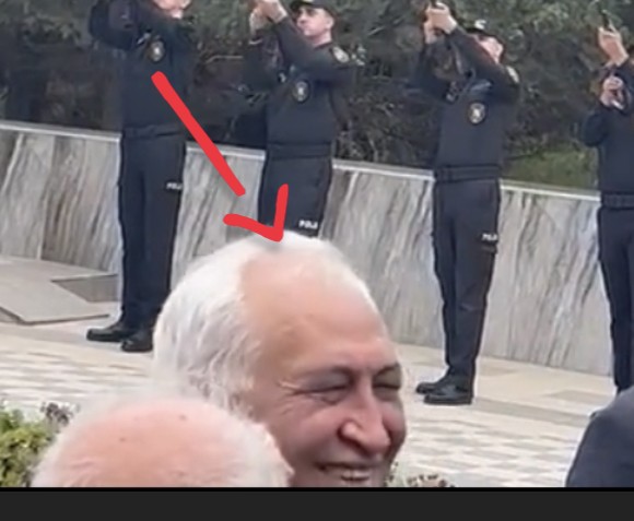 Şəhidin dəfni zamanı özünü saxlaya bilməyib “qəşş” edib gülən adam məşhur iş adamı imiş(VİDEO)