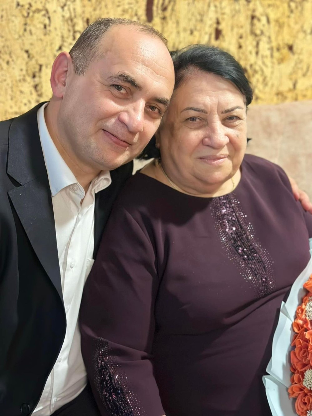 Deputat anasınıbelə təbrik ETDİ