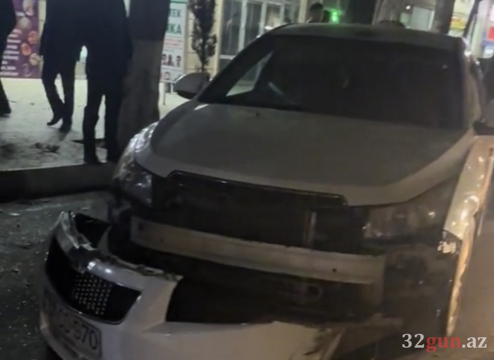 Daha bir qəza: Avtomobilin ön hissəsi qırılıb qopdu- FOTO