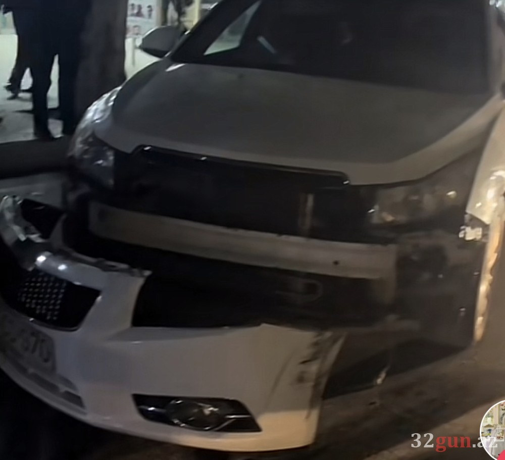 Daha bir qəza: Avtomobilin ön hissəsi qırılıb qopdu- FOTO