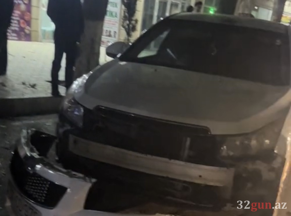 Daha bir qəza: Avtomobilin ön hissəsi qırılıb qopdu- FOTO