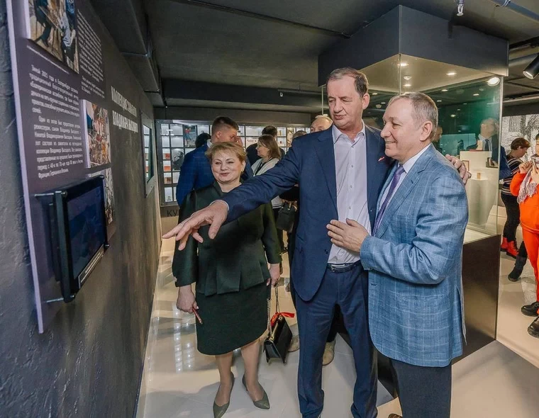 Nəğməkar-şairin fotolarını 4 milyona alıb muzeyə bağışladı