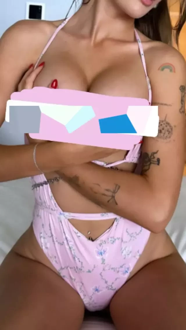 Bu məşhurların qızı sinə böyütmə əməliyyatı etdirdi- Sosial şəbəkədə yarıçılpaq FOTO paylaşdı