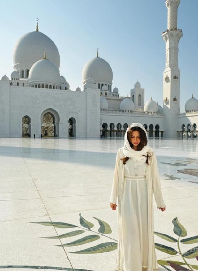 Məşhur aktrisa yeni sevgilisi iləMƏSCİDİN QARŞISINDA BAXIN NECƏ POZ VERDİ (FOTO)