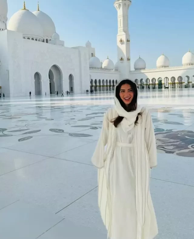 Məşhur aktrisa yeni sevgilisi iləMƏSCİDİN QARŞISINDA BAXIN NECƏ POZ VERDİ (FOTO)
