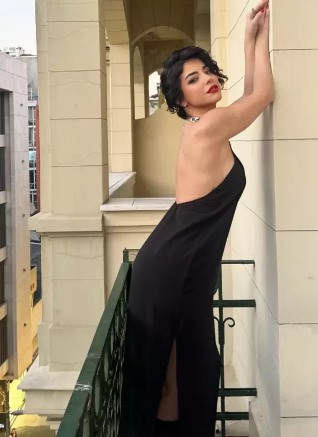 Məşhur aktrisa balkona çıxıb,  paltarının ətəyini yuxarıçəkdi - FOTOLAR