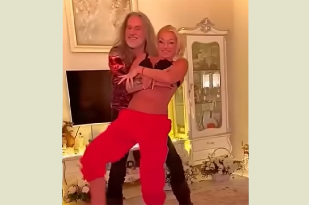 Məşhur yayılan BİABIRÇI GÖRÜNTÜSÜNDƏN DANIŞDI- Görün kim yayıbmış (FOTOLAR)