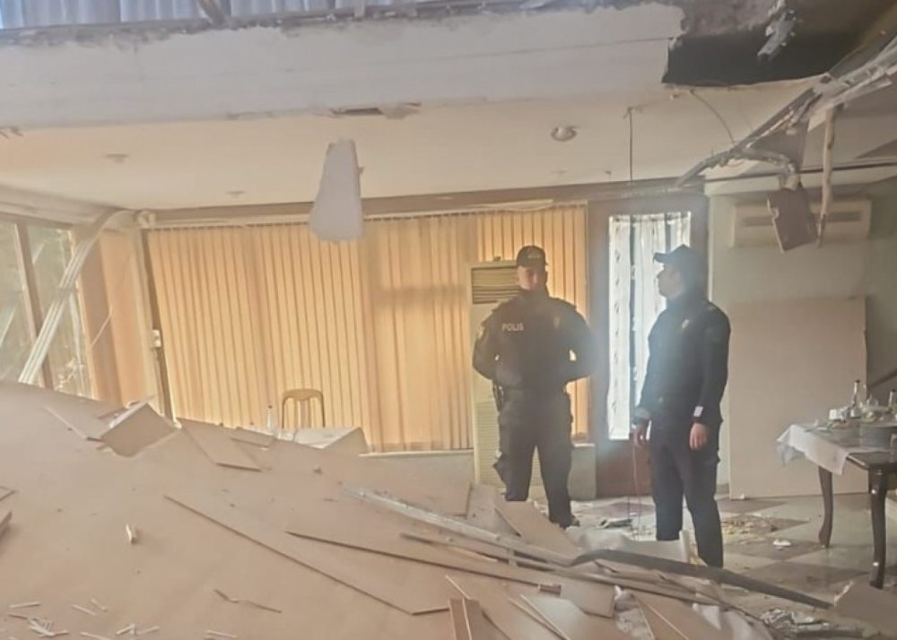 Bakıda mərasim evinin tavanı çökdü - Yaralılar var (FOTOLAR