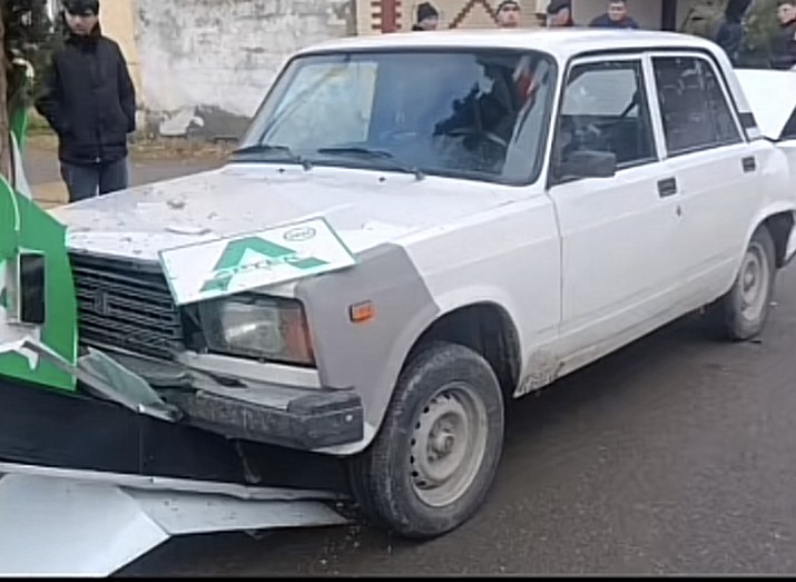 Avtomobil aptekə çırpıldı- FOTOLAR