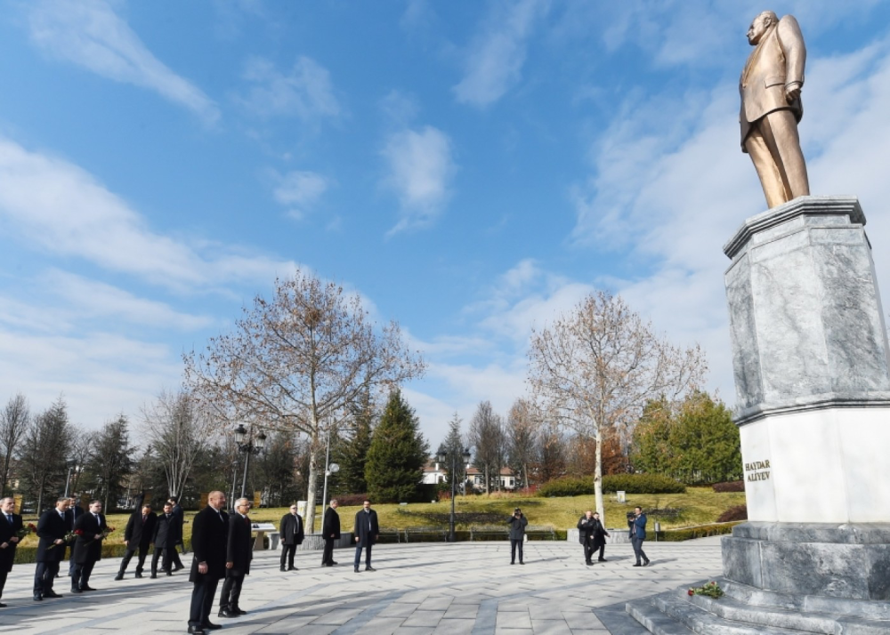 Prezident Ankarada Heydər Əliyevin abidəsini ziyarət etdi(Yenilənib +FOTOLAR)