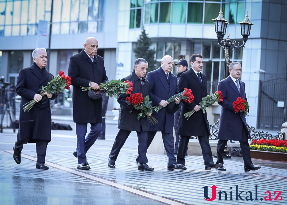Prezidentin köməkçiləri Xocalı abidəsini ziyarət etdilər - FOTO