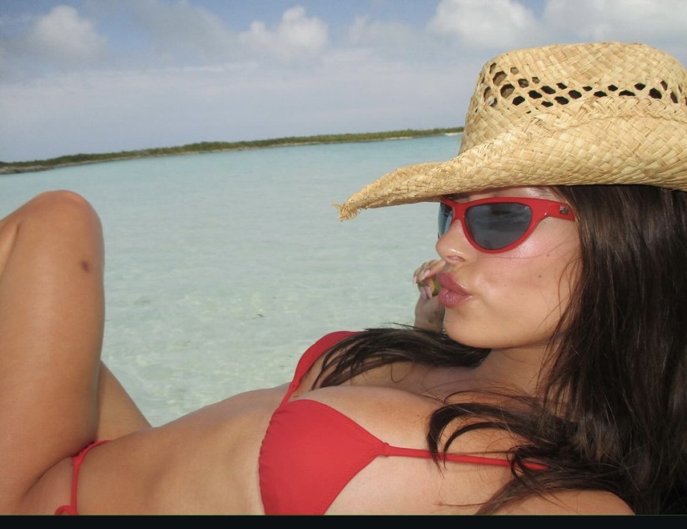 Müğənninin həyat yoldaşı kiçik bikinidə- FOTO