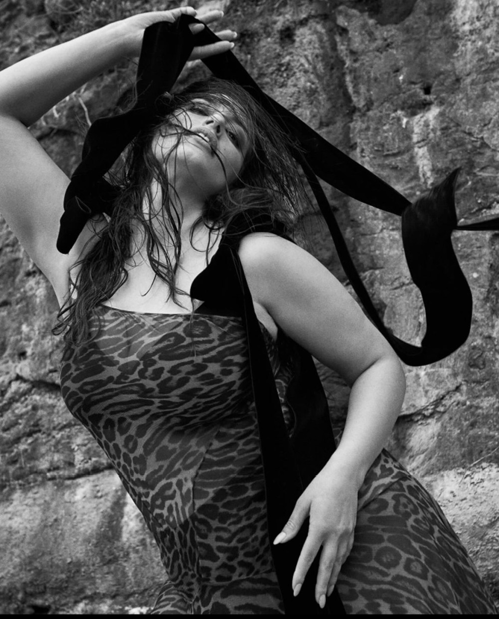 Böyük bədən ölçülü model dərin dekolteli libası ilə poz verdi- FOTO