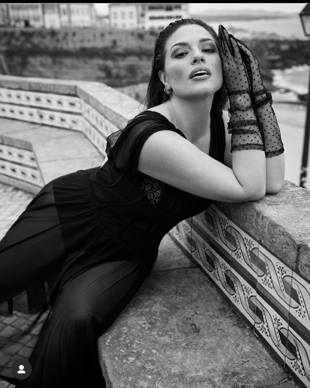 Böyük bədən ölçülü model dərin dekolteli libası ilə poz verdi- FOTO