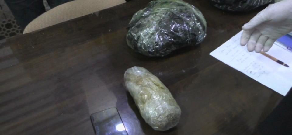 Polis silah-sursat gəzdirən və narkokuryerlik edən şəxsləri saxladı - FOTOLAR