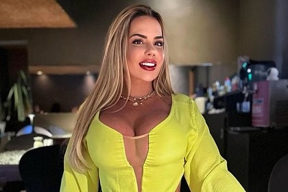 “Dünyanın ən seksual vəkili" kamera üçün cins şalvarını aşağı çəkib