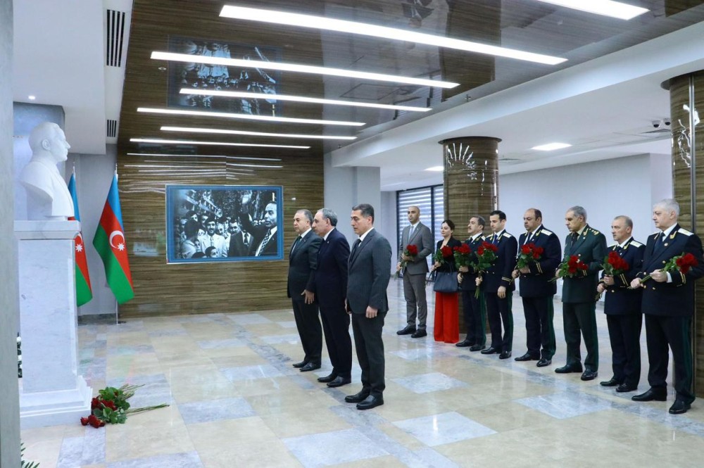 Baş Prokurorluqda Ulu Öndər Heydər Əliyevin anadan olmasının 101-ci ildönümü qeyd edilib