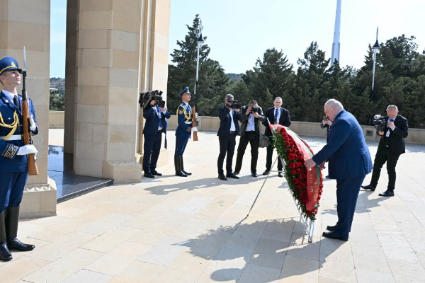 Lukaşenko Fəxri və Şəhidlər xiyabanlarınıziyarət etdi - FOTOLAR