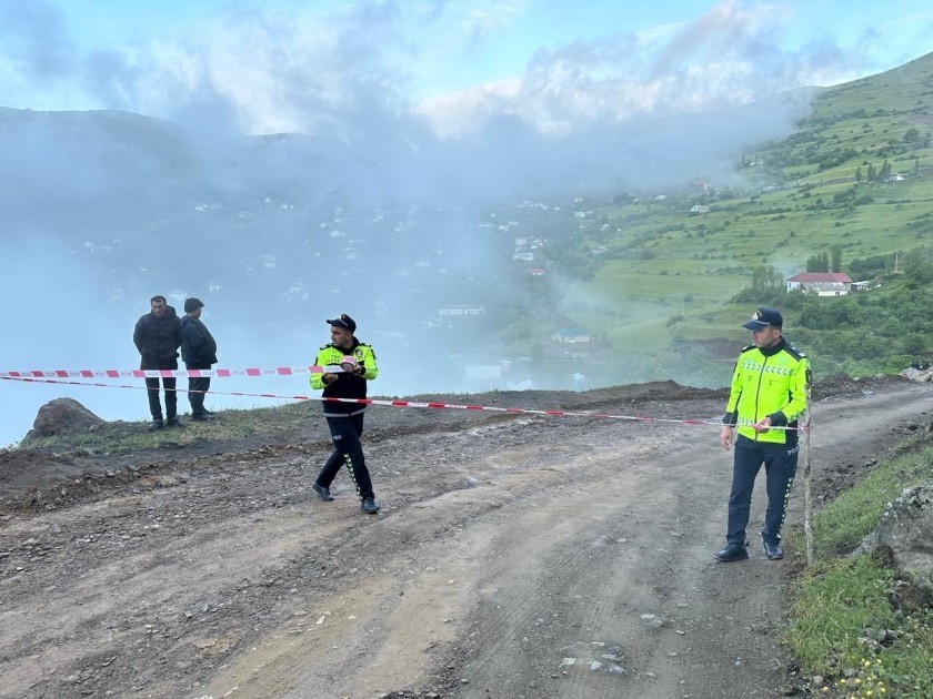 Lerikdə uçqun olan ərazidə nəqliyyatın hərəkəti nəzarətə götürüldü - FOTOLAR (YENİLƏNİB)
