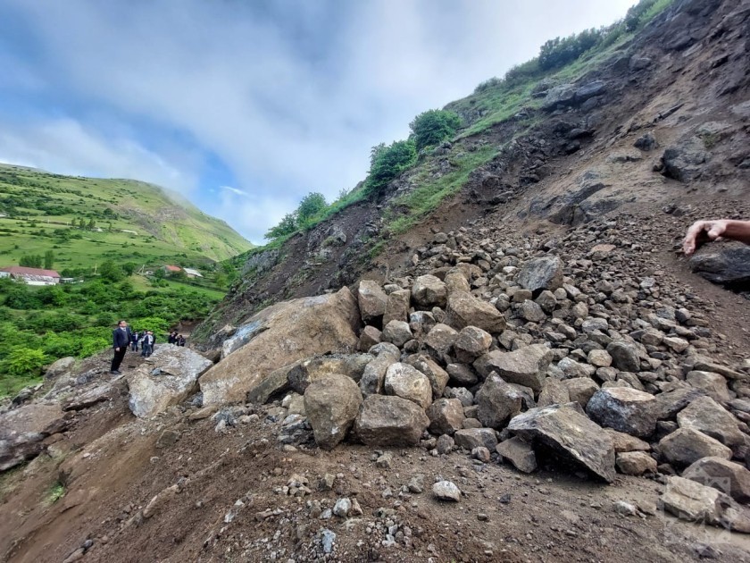 Lerikdə uçqun olan ərazidə nəqliyyatın hərəkəti nəzarətə götürüldü - FOTOLAR (YENİLƏNİB)