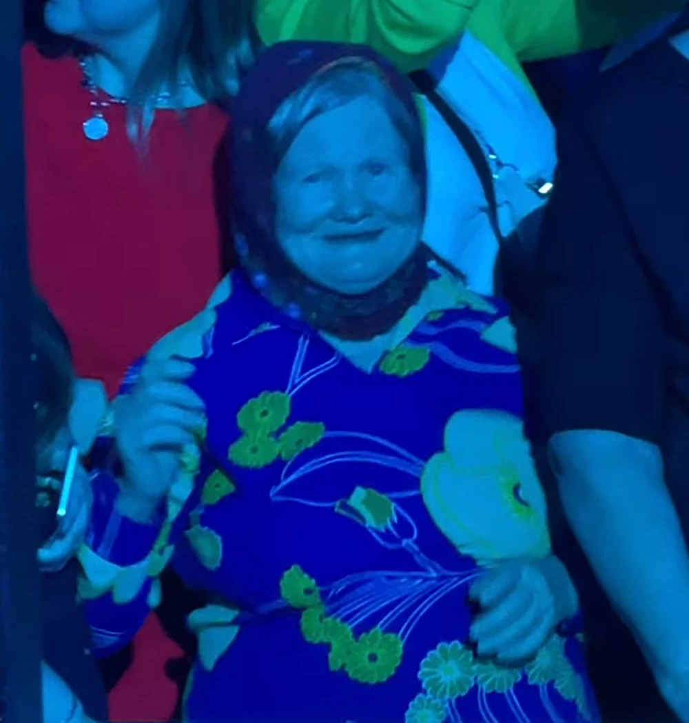 Müğənni konsertintdə rəqsi ilə diqqət çəkən nənəyəev aldı - VİDEO