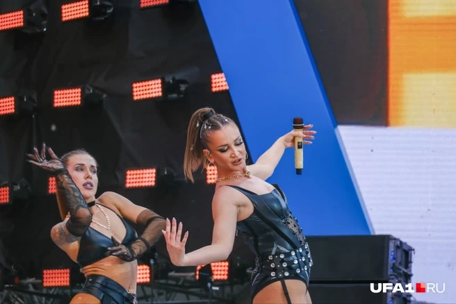 “İstəmirsənsə, baxma” Müğənniaçıq-saçıq geyiminə belə AÇIQLAMA VERİB