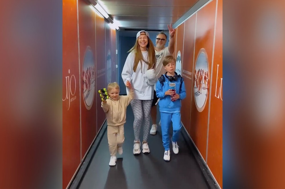 Müğənni cütlük ölkəsini tərk etdi- FOTO