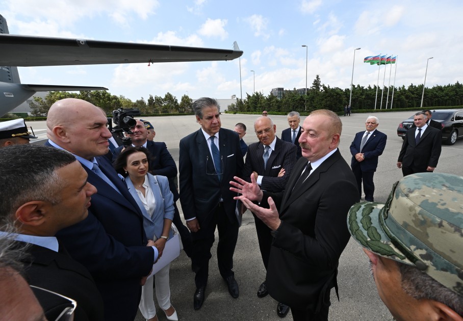 İlham Əliyevə hərbi təyyarə təqdim edildi - YENİLƏNİB (FOTOLAR)