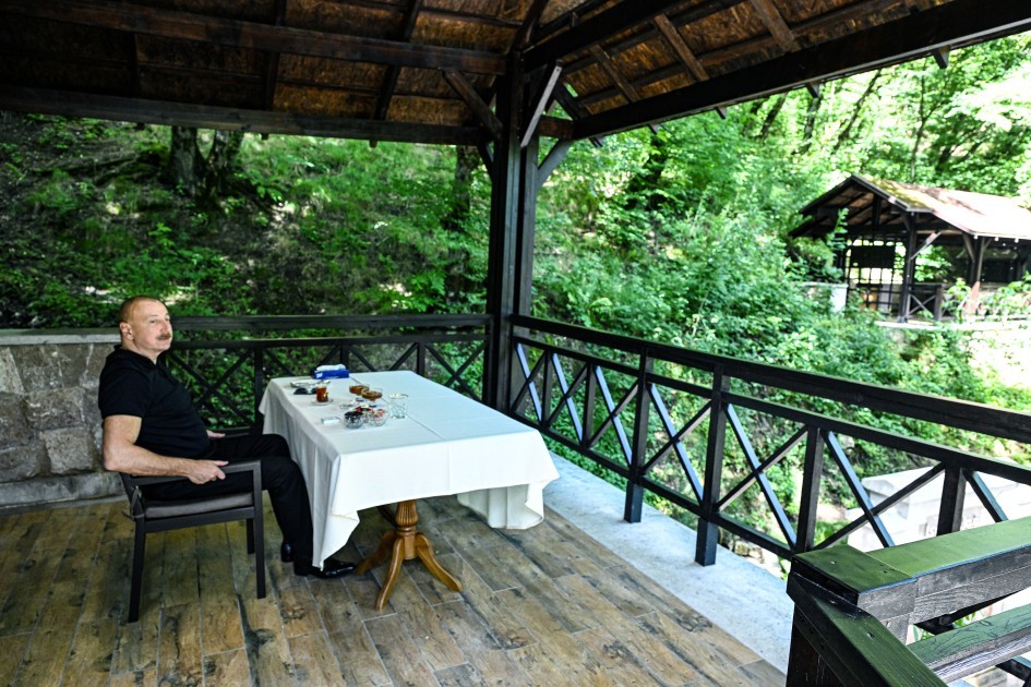 Prezident “İsa bulağı”nda çay içdi - FOTOLAR (YENİLƏNİB)