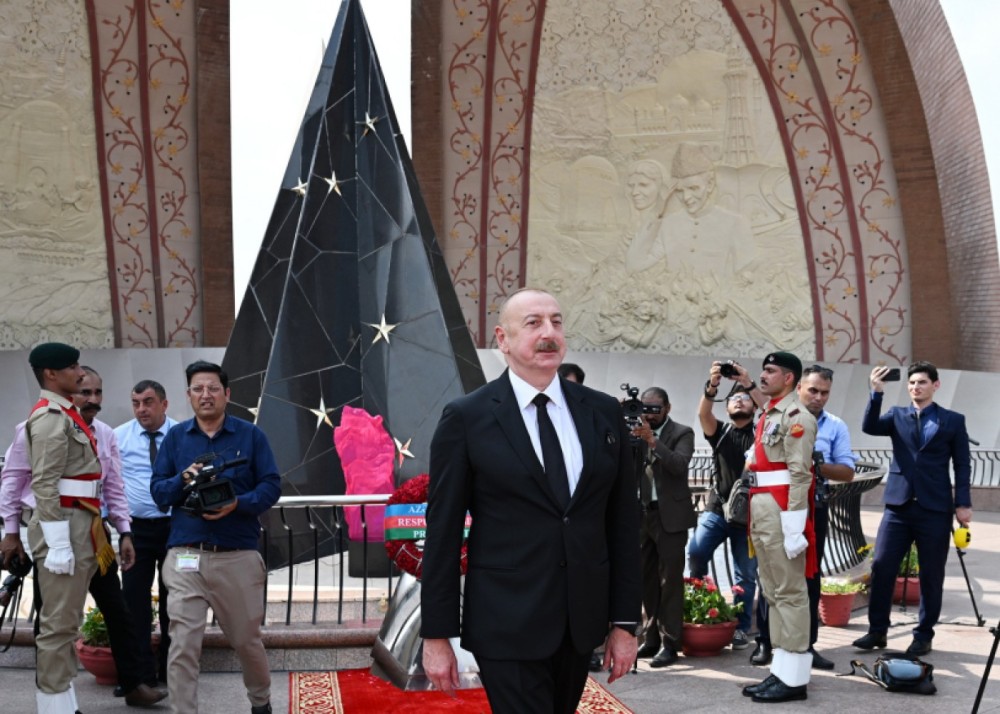 Prezident İslamabadda milli abidəni ziyarət etdi - FOTOLAR (YENİLƏNİB)