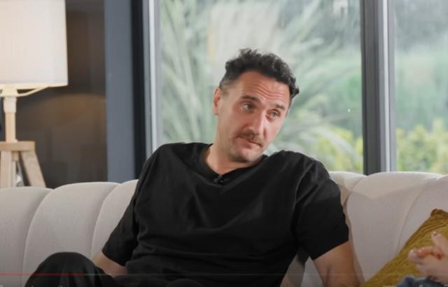 Məşhur aktyorun 18+ sualına verdiyi cavabaparıcını da utandırdı