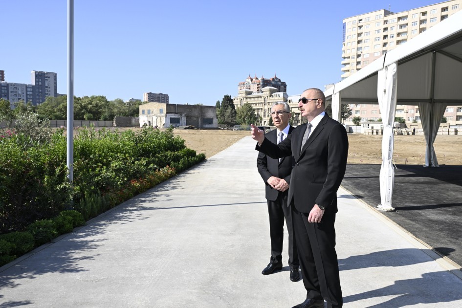 Prezident Bakıda yaradılan yeni parkda işlərin gedişi ilə tanış oldu -FOTOLAR