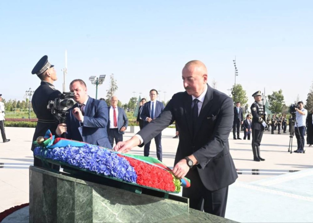 Prezident Özbəkistanda Müstəqillik abidəsini ziyarət etdi - FOTOLAR